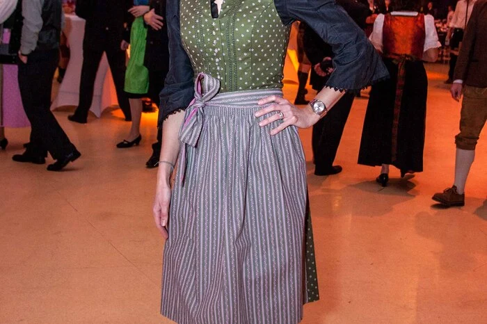 Auf ein elegantes Dirndl in gedeckten Tönen von Wenger setzte Jennifer Siber.