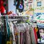 Ständer mit Kindergewand in einem Second-Hand-Geschäft | Gutscheine für Kleidung und Schuhe statt Bargeld: Diese Forderung der ÖVP sorgt für Diskussionen