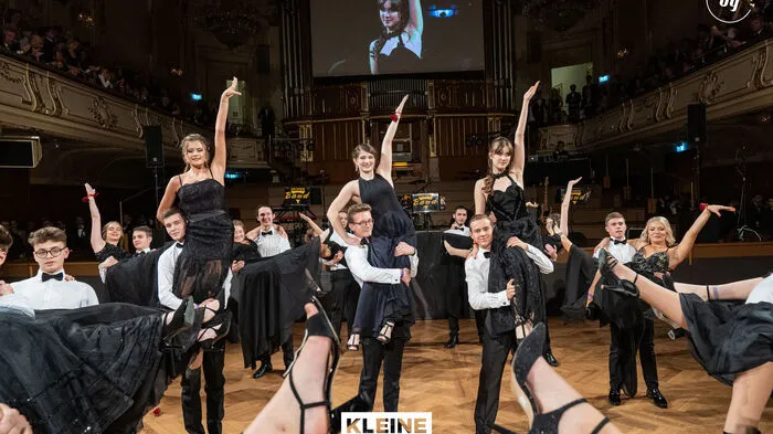 Gäste im Congress durch eine rauschende Ballnacht. Zu Mitternacht wurde es dann richtig spektakulär. Mit einem fulminanten Orgelspiel und einer grandiosen Tanzeinlage wurden die Ballgäste zum staunen gebracht. Hier gibt's die schönsten Bilder.