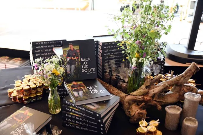 Mit dem Kochbuch "Back to the Roots" kehrt Lisa Wieland zu den Wurzeln des guten Geschmacks zurück. Auf 288 Seiten mit 170 Fotos werden in 14 Kapiteln rund 70 unkomplizierte Rezepte vorgestellt. Das Buch kostet 39.90 Euro und ist in vielen Buchhandlungen, darunter bei Heyn in Klagenfurt oder Besold in St. Veit/Glan erhältlich