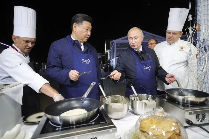 Am Rande eines Wirtschaftsgipfels in Wladiwostok im Fernen Osten Russlands bereiteten die beiden Staatschefs Palatschinken zu.