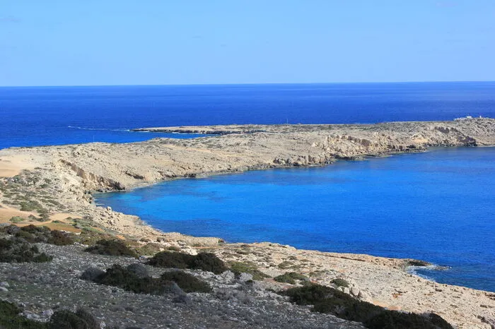 Einen Ausflug wert ist auch das Kap Greco, der südöstlichste Zipfel der EU. Nirgendwo anders auf Zypern soll das Wasser so klar in verschiedenen Blau- und Türkistönen schimmern.