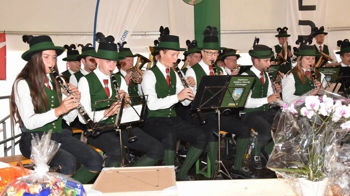 Das Team mit Obmann Friedwald Reiter hatte das Dreitagefest schon lange bestens vorbereitet. Es wurde das erste große gemeinsame Fest mit den ehemaligen Sportvereinen von Lachtal.