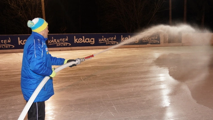 Etliche Nächte verbringt Johann Granig jeden Winter auf dem Platz und baut das Eis Schicht für Schicht auf.
