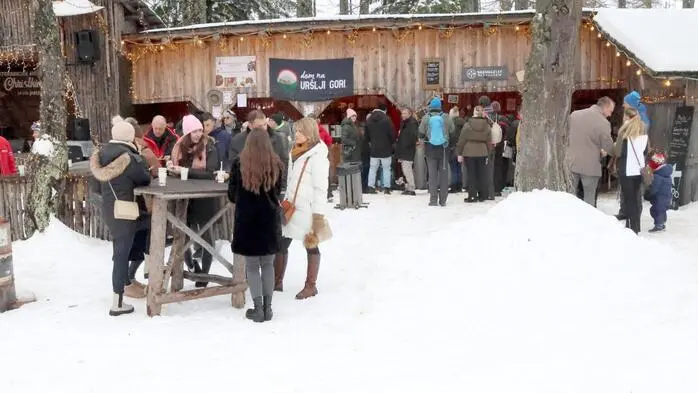 Auch wenn der Wettergott am Wochenende nicht ganz mitspielte. In Scharen hatten sich nicht nur Bergfexe und Skifahrer am Samstag Richtung Petzen aufgemacht, um dem Christkindlmarkt einen Besuch abzustatten. Barbara Romen von den Petzen Bergbahnen hatte mit ihrem Team eine tolle Veranstaltung auf 1700 Metern Seehöhe auf die Beine gestellt. 