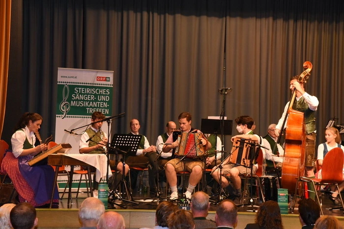 Neben dem "Männerquartett Berger", dem "Mißebner Trio" und der "Steirischen Tanzlmusi" stand auch das Volksmusikensemble der Musikschule Bad Waltersdorf auf der Bühne.