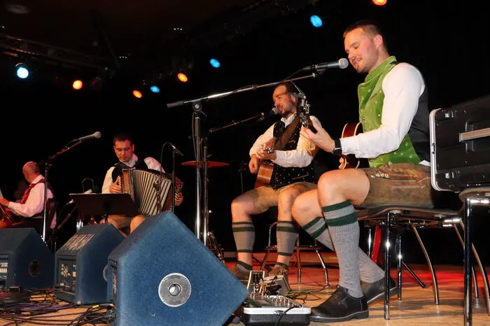 Am Foto von Links: Mi­cha­el Uhr (Steirische Harmonika), Martin Sabitzer alias „Smartie Joe“ (Gitarre &amp; Gesang) und Kevin Kost­ner (Gitarre).