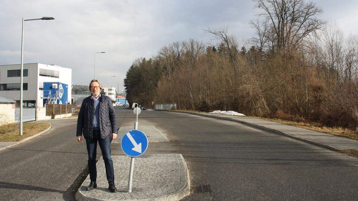 Straße ins Nichts. Ortschef Jakob Frey bei der Südumfahrung. Diese ist so gut wie ungenützt, während das Ortszentrum fast im Verkehr erstickt 