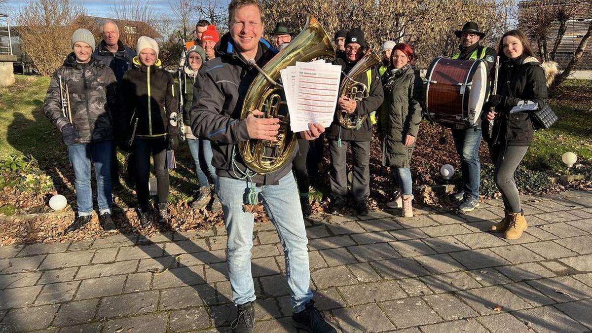 Mit Pauken und Trompeten geht Norbert Hackl aus Burgau auf Stimmenfang