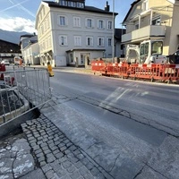 Ein Zebrastreifen, der keiner mehr ist, und Bauarbeiten auf beiden Seiten der Kärntner Straße in Lienz: Was ist da los?