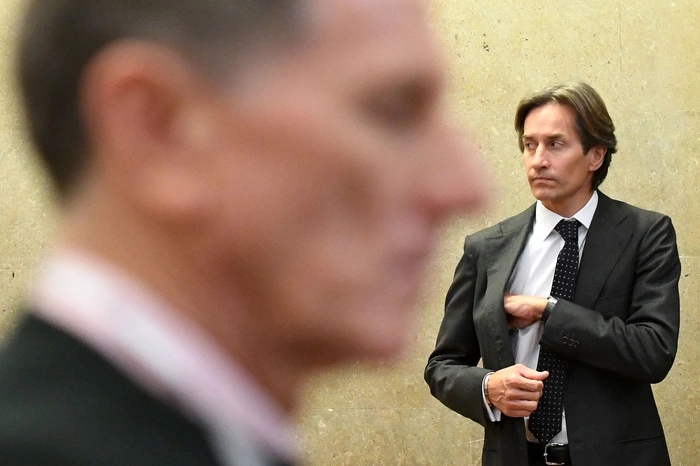 Sieger  in der Kategorie "Wirtschaft" von Helmut Fohringer. Die Angeklagten Peter Hochegger und Karl-Heinz Grasser vor Beginn des Strafprozesses wegen Bestechungs- und Untreueverdachts bei der Buwog-Privatisierung und des Linzer Terminal Towers im Großen Schwurgerichtssaal am Wiener Straflandesgericht.