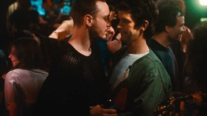 Franz Rogowski (links) und Ben Whishaw im Film "Passages"