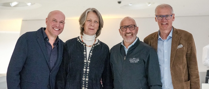 Henning Rieseler vom Studio F. A. Porsche, Gabriella Pape von der Königlichen Gartenakademie Berlin, Andreas Kraler von Hella und Moderator Günther Jauch stehen im Porsche Museum Stuttgart