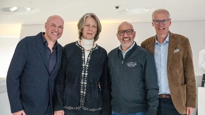 Henning Rieseler vom Studio F. A. Porsche, Gabriella Pape von der Königlichen Gartenakademie Berlin, Andreas Kraler von Hella und Moderator Günther Jauch stehen im Porsche Museum Stuttgart