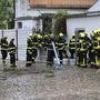 In Prag baut die Feuerwehr schon Hochwasserschutzwände