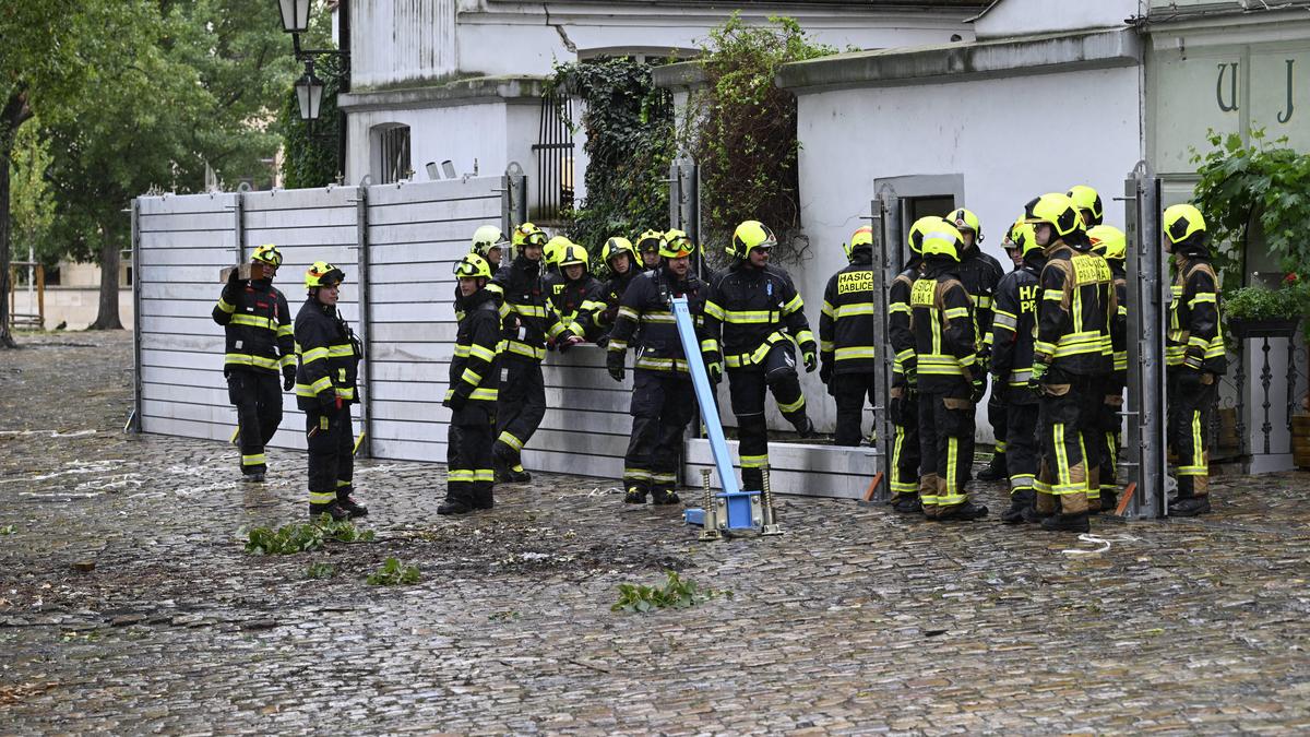 In Prag baut die Feuerwehr schon Hochwasserschutzwände