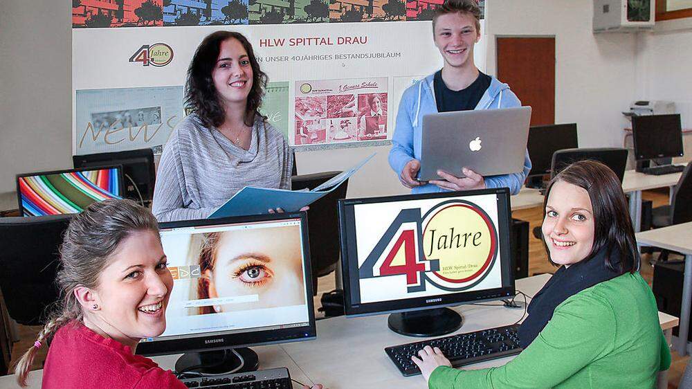 Schulalltag einst und jetzt: Magdalena Egger, Bettina Daborer, Daniel Kleppek und Elisabeth Müller mit modernen PCs