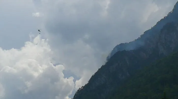 Der Polizeuhubschrauber Libelle  ist im Löscheinsatz