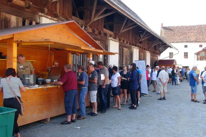 Freilich, genießbar waren nicht alle der 130 Schwammerlarten. Sehr wohl aber die rund 500 kostenlosen Kostproben Schwammerlsuppe mit Sterz, die Familie Wagner zubereitet hatte.
