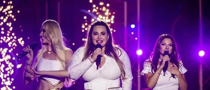 Adriana (Mitte) mit Sara de Blue und Beatrix Turin beim „Wenn die Musi spielt – Sommer Open Air 2025“ in Bad Kleinkirchheim