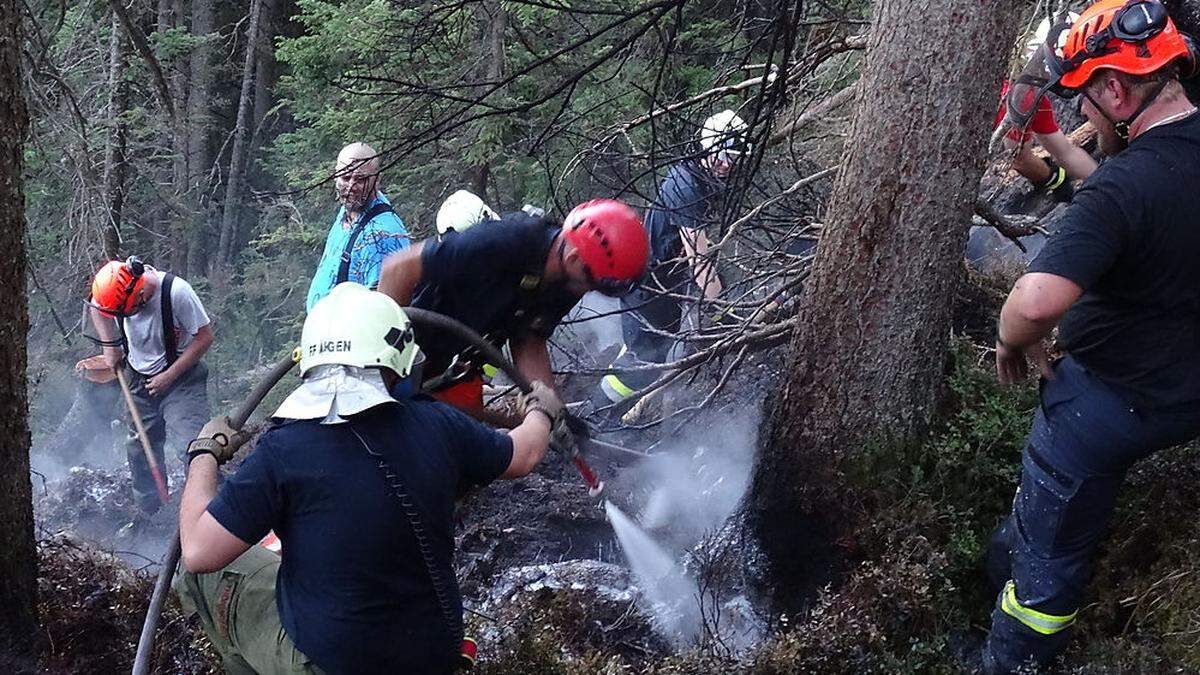 Waldbrandbekämpfung mit Seilsicherung durch die Bergrettung