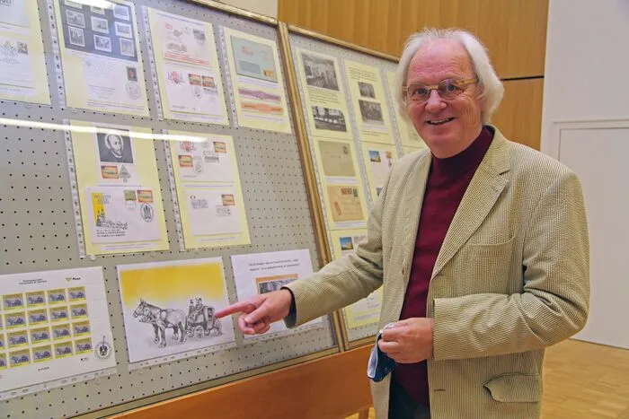 Der Künstler Hubert Rappitsch mit seinem Werk...