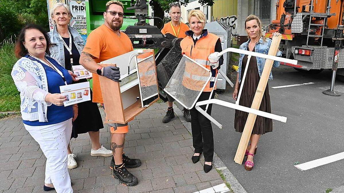 Die städtischen Abfallberaterinnen Manuela Hochmaier und Astrid Albrecht, Stadträtin Sandra Wassermann, Elisabeth Niederer (Geschäftsführerin Soziale Betriebe Kärnten) und Entsorgungs-Mitarbeiter beseitigten illegale Müllablagerungen