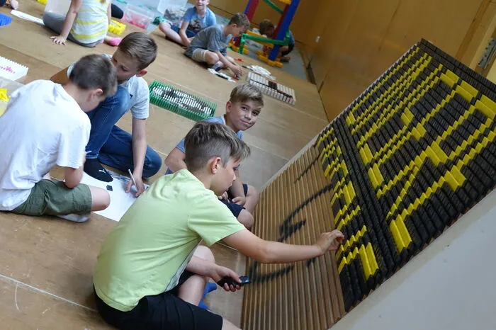 Das diesjährige Thema des Domino-Days an der VS St. Johann war schnell gefunden - es werden die Hobbys der Schüler dargestellt.