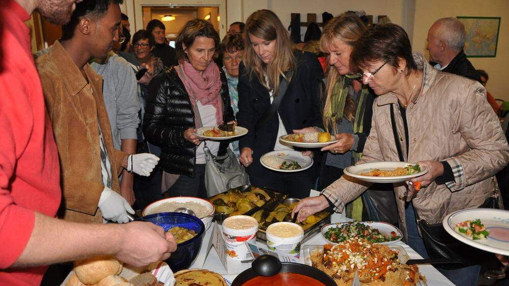 Caritas-Flüchtlingsquartier am Breitenweg wurden Köstlichkeiten aus Syrien, Afghanistan und Eritrea aufgetischt