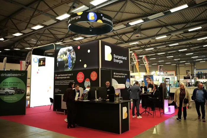 So sei die Messe mit ihren rund 250 Ausstellern ein wichtiger „Treffpunkt für Bauwillige, Fachbetriebe und Institutionen“. Auch diene sie den Bürgerinnen und Bürgern als „Orientierungshilfe“, um sich über die neuesten Trends der Baubranche zu informieren. 
