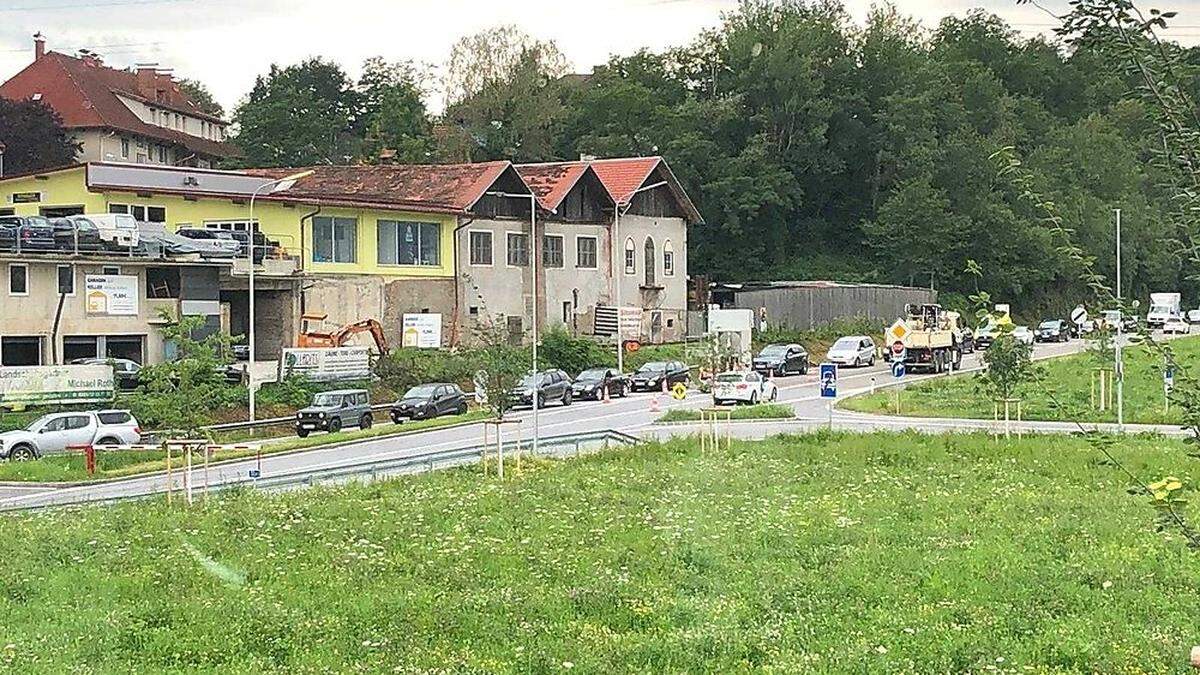 Eine lange Autoschlange in Voitsberg