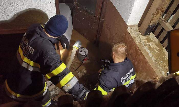 Feuerwehrmänner pumpten einen Keller in Rüben aus