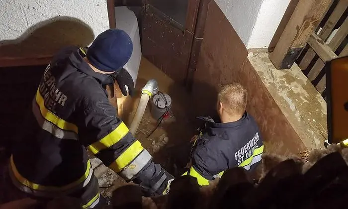 Feuerwehrmänner pumpten einen Keller in Rüben aus