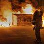 Libertad steht auf einem brennenden Container. Abseits des Demonstrationszugs in Barcelona 