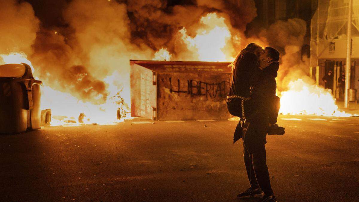 Libertad steht auf einem brennenden Container. Abseits des Demonstrationszugs in Barcelona 