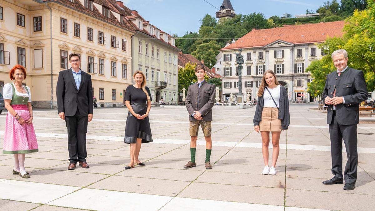 Karin Thierrichter (Referentin für Landeskunde an Schulen), Emanuel Doppelhofer (Borg Birkfeld), Bildungslandesrätin Juliane Bogner-Strauß, Mathias Herwig Stöfan (Bischöfliches Gymnasium Graz), Akira Pucher (GIBS Graz) und Archivdirektor Gernot Obersteiner