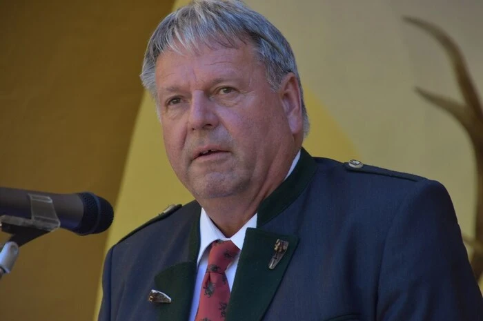 Bürgermeister Wolfgang Schlick konnte zu diesem Festakt viele Gemeindebürger in der schönen Kulisse des Schlosshofs auf Schloss Goppelsbach begrüßen.