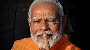 Indiens Premierminister Narendra Modi, Vorsitzender der regierenden Bharatiya Janata Party (BJP), zeigt seinen mit Tinte markierten Finger nach der Stimmabgabe.