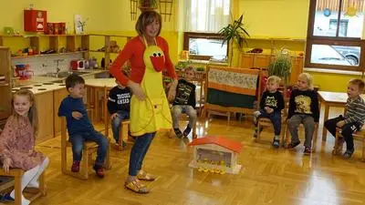 Die „Ente Oberschlau“ macht ständig Fehler. Die Kinder helfen ihr beim Lernen – und umgekehrt 	