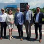 Vertreter von Baugemeinschaft und Stadt vor dem Areal