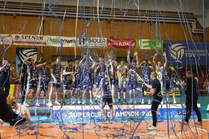 Am Samstag sicherten sich die Hartberger Volleyball-Herren in der restlos gefüllten Hartberghalle den Supercup 2025 – und das eindrucksvoll mit einem klaren 3:0-Sieg gegen den SK Zadruga Aich/Dob.