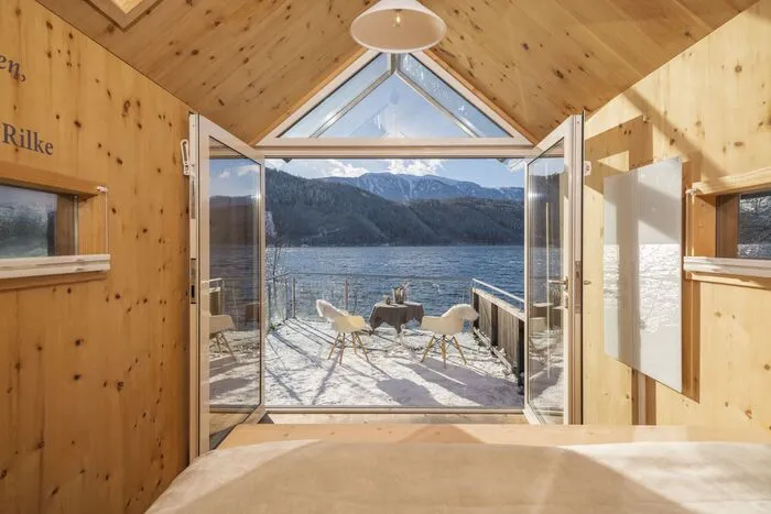 Im "Biwak Sonnenuntergang" wartet ein atemberaubender Ausblick auf Berg und See auf Sie