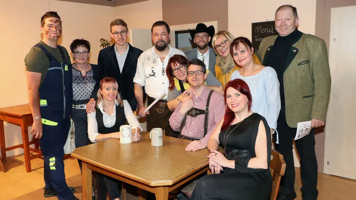 Die Schauspieler waren: August „Gustl“ Obermoser, Bürgermeister und Gastwirt Johann Fink,  Christa Obermoser, seine Tochter Melanie Pernig, Marianne, Schwester von Gustl Sabine Stadtschreiber, Franz Lechner, Baumeister Alfred Glanzer, Sepp Pummerl, Metzgermeister Gabor Feinig, Stefan, Freund von Christa Nico Zaminer (Debütant), Mary, Briefträgerin und Tante von Stefan Maria Skok, Mr. Johnson, amerikanischer Investor Beatus Bürger (Debütant), Mrs. Johnson, seine Gattin Andrea Steiner, Mag. Wilfried Jastrinsky, Werbecoach Niclas Schreiber, Regie: Andrea Wutte, Souffleuse: Friedericke Feinig, Obmann: Jürgen Nindler.