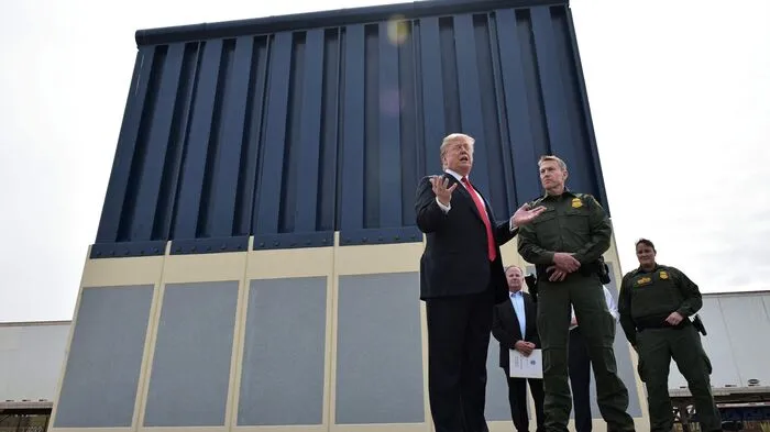 Donald Trump ließ sich am Dienstag von Grenzschützern und Offiziellen die acht Modelle zeigen, die in der Nähe von San Diego stehen. An die Gegner der Mauer sagte er: "Wenn man kein Mauersystem hat, hat man kein Land."
