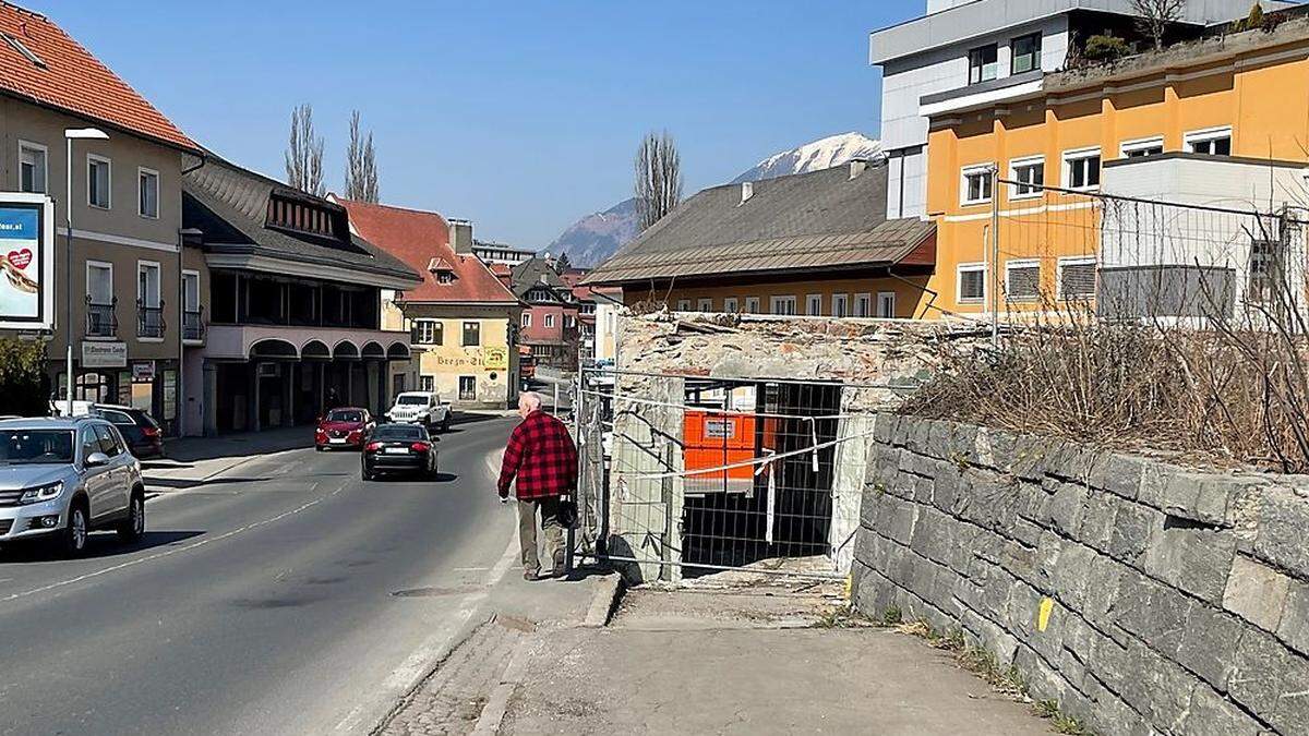 Fußgänger müssen auf die Bundesstraße treten, da seit Monaten der Gehsteig gesperrt ist