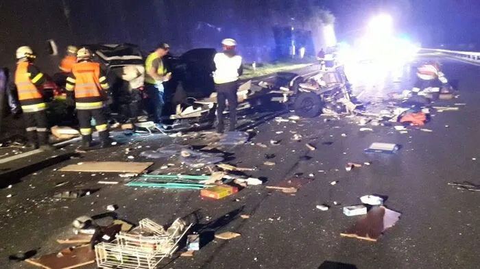 Bei einem Unfall mit zwei Pkw, einer davon mit Wohnwagen, wurde Samstagabend der Anhänger komplett zerstört.