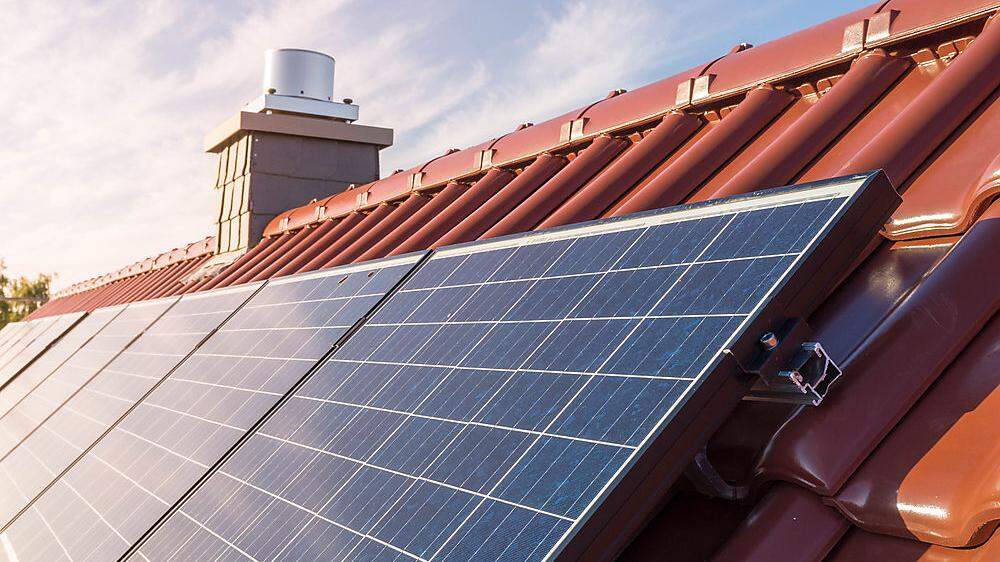 Mit dem gesteigerten Bewusstsein für einen ökologischen Fußabdruck wächst auch das Bedürfnis nach sauberer Energie – wie in diesem Fall für eine Photovoltaikanlage auf einem Dach