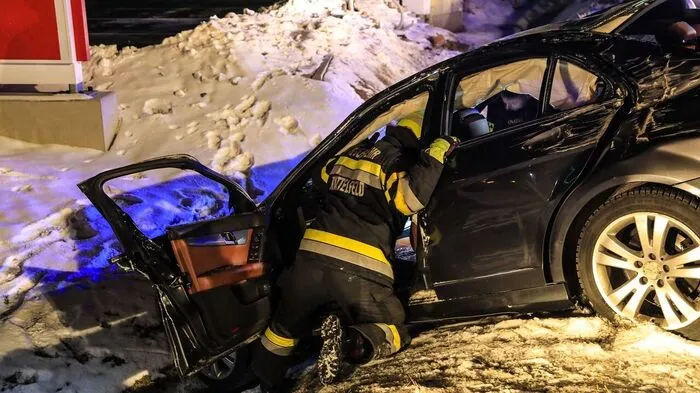 In der Nacht von Freitag auf Samstag ist ein Lenker aus unbekannter Ursache mit seinem Auto von der L553 bei Knittelfeld abgekommen.