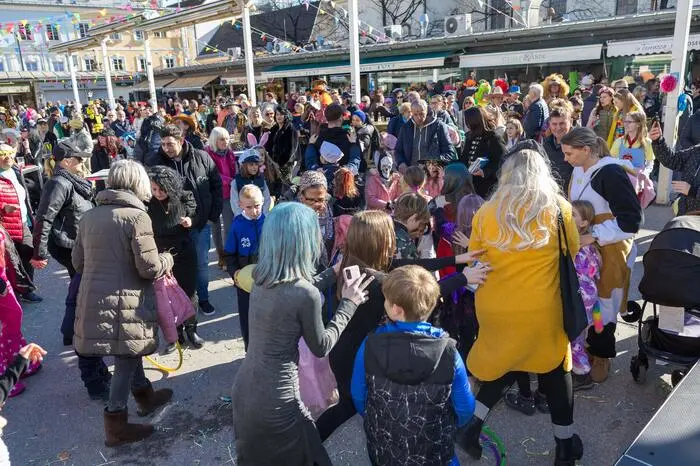 Viele Besucher versammelten sich im Herzen der Landeshauptstadt, um den Fasching zu feiern.