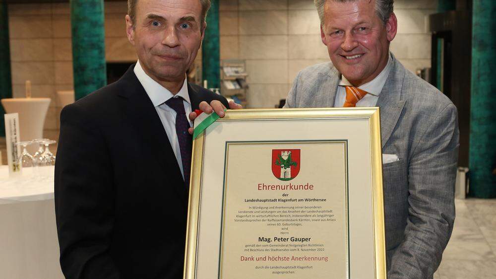 Peter Gauper wurde im feierlichen Rahmen die Klagenfurter Ehrenurkunde von Bürgermeister Christian Scheider überreicht.